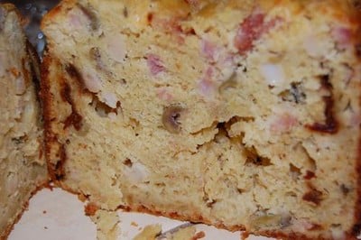 Cake aux olives, tomates séchées et lardons