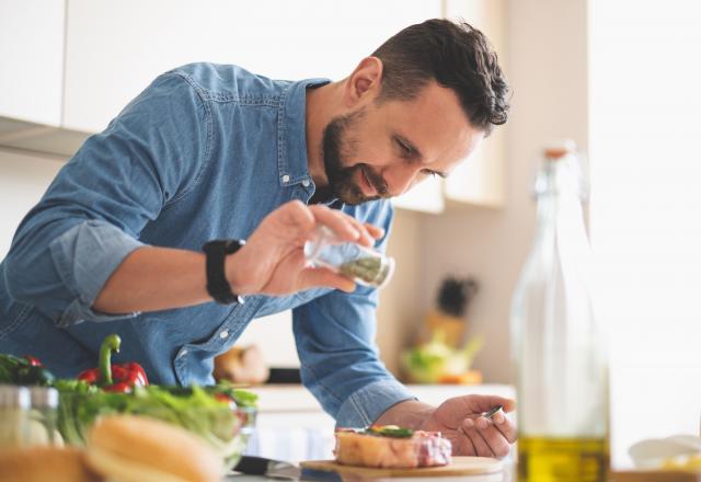 Manger régulièrement des épices et des herbes aromatiques pourrait aider à booster son microbiote