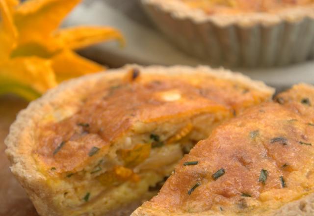 Petites tourtes d'épeautre aux fleurs de courgettes, oignons nouveaux et fromage de brebis