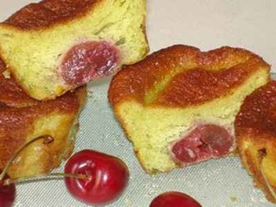 Petits gâteaux au yaourt, cerises et pistaches