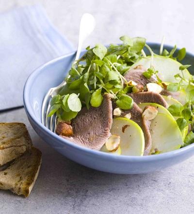 Salade de langue de bœuf tiède, cresson, pommes vertes et noisettes