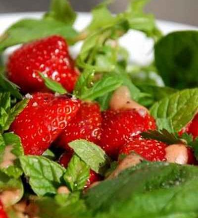 Salade d'herbes et de fraises aux parfums d'été