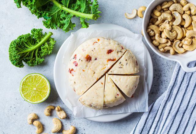 Un fromage végan "caché" parmi des traditionnels se glisse en finale d’un concours reconnu, mais il finit par être disqualifié !