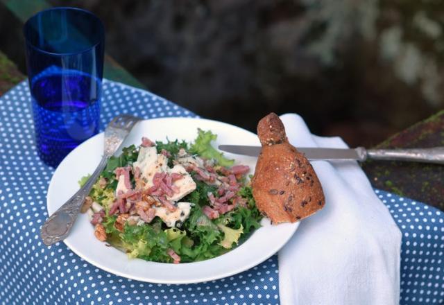 Salade américaine au fromage roquefort et noix