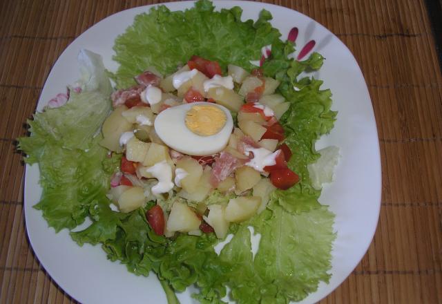 Salade au bacon et sauce au fromage blanc