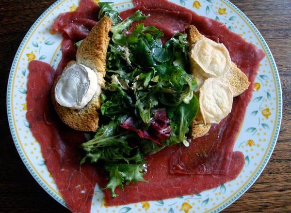 Carpaccio de bœuf, salade et toast de chèvre chaud