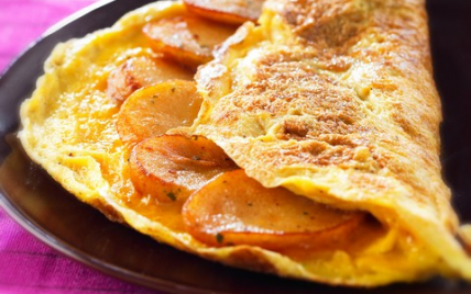 Omelette agrémentée de pommes de terre