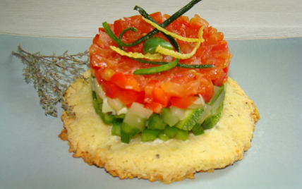 Tartare tomato-poivrons-courgettes sur sablé parmesan