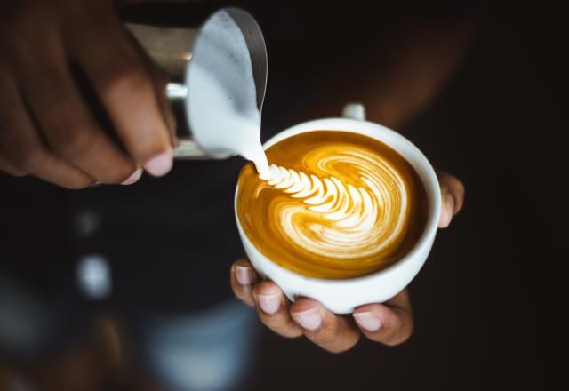 Voici pourquoi boire du lait avec son café n’est vraiment pas une bonne idée !