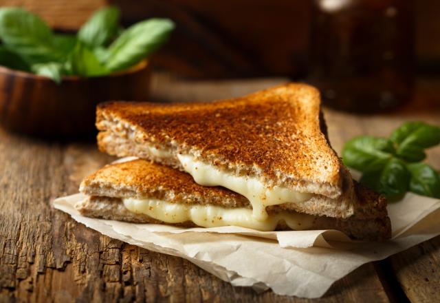 "Une création de dingue et tellement gourmande" : le chef Simone Zanoni dévoile sa recette de sandwich façon cacio e pepe !