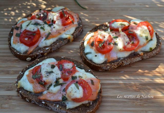 Tartines au saumon fumé, tomates cerise, mozzarella et estragon