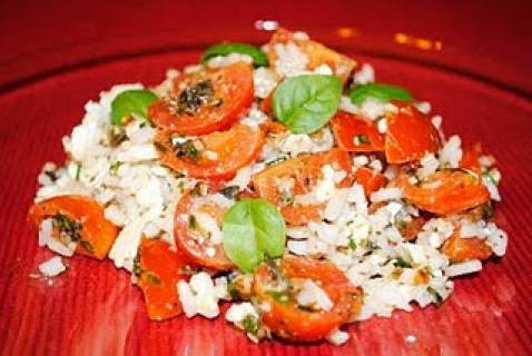 Riz froid avec tomates cerises, féta et fines herbes