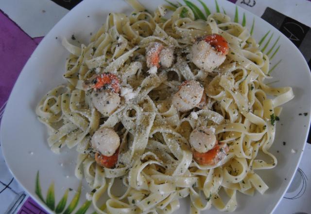 Salade de noix de Saint-Jacques et tagliatelles aux herbes