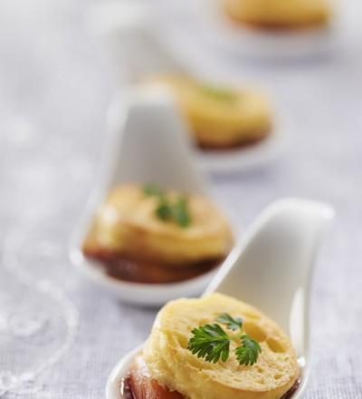 Tapas de quenelles au brochet, truite fumée et sauce au vin rouge