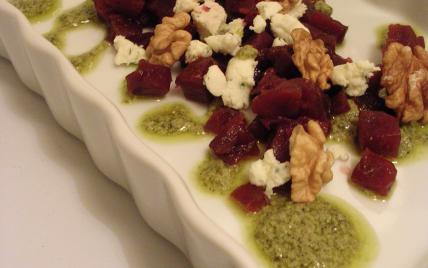 Salade de betterave au roquefort et aux noix, vinaigrette au pesto de pistache