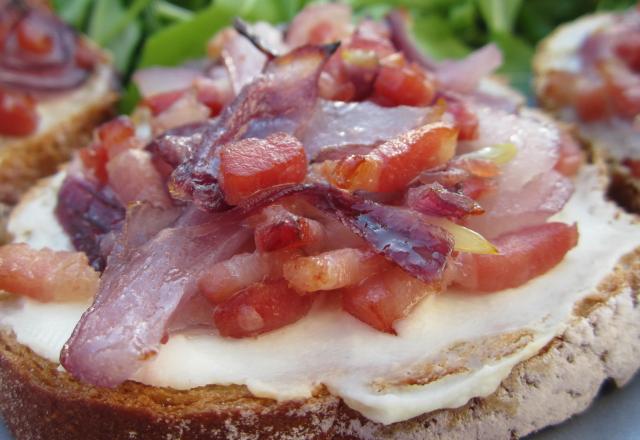 Tartines ricotta, lardons et oignons rouges