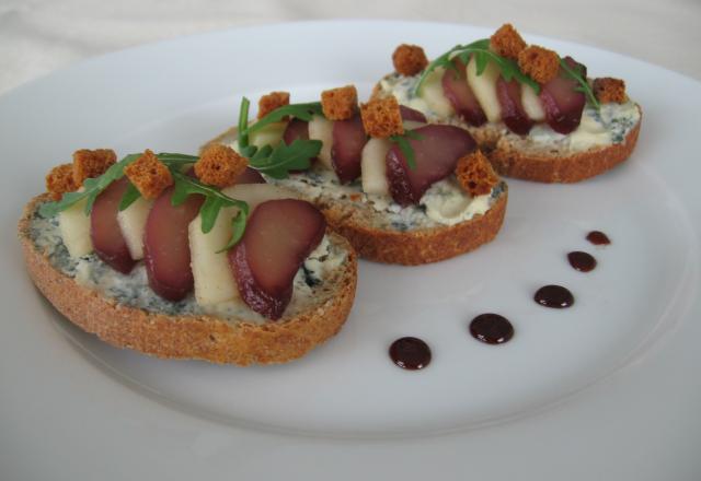 Tartine gourmande entre la poire et le fromage Saint Agur