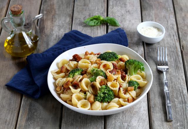 Orecchiette aux brocolis, anchois, mie croquante et tomates séchées