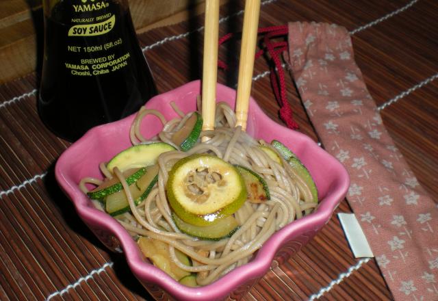 Soba sautées aux courgettes et au gingembre