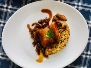 Galette de riz aux petits pois et saumon caramélisé aux oignons