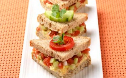 Petits triangles à l'houmous et tartare de légumes