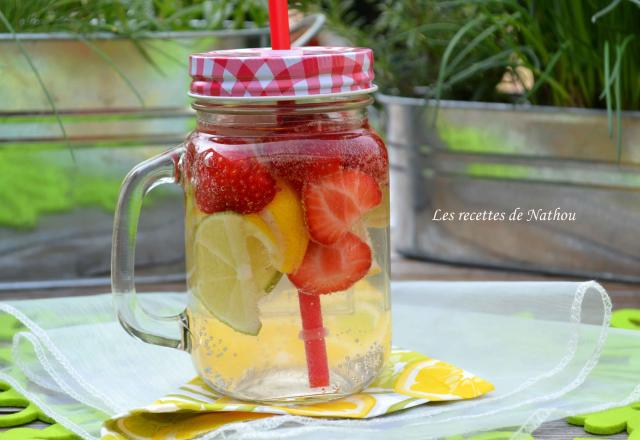 Eau aromatisée au citron jaune, citron vert et fraises (Detox water)