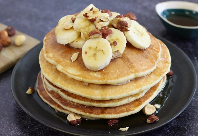 Pancakes au sirop d'érable, bananes et noisettes