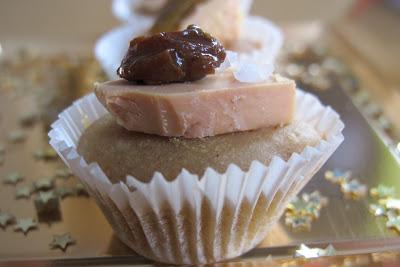 Mini muffin de pain d'épice, foie gras, chutney et sel marin