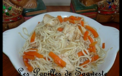 Poulet aux nouilles chinoises et carottes