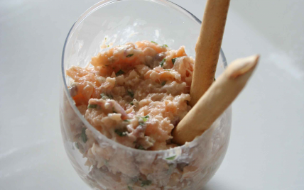 Verrine de tartare de saumon et son gressin