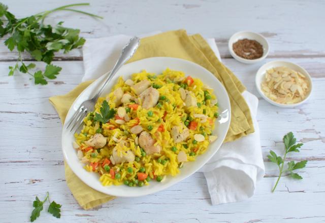 Riz sauté au poulet, légumes et amandes