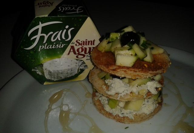 Toasts de St Agur façon mille-feuilles de tartare courgettes et olives noires