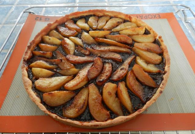 Tarte à la purée de pruneaux et poires caramélisées