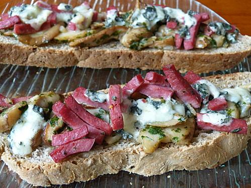 Tartines cèpes, canard fumé et roquefort Papillon