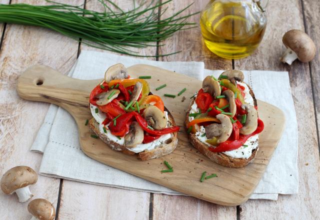 Tartines au fromage frais, poivrons grillés et champignons