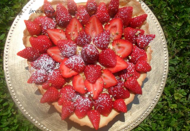 Tarte traditionnelle aux fraises et à la crème pâtissière