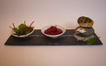 Galet de Saint-Jacques poêlée au sésame, ciboulette et fleur de sel au cacao, accompagné d'un coulis framboise betterave et pousses d'épinards