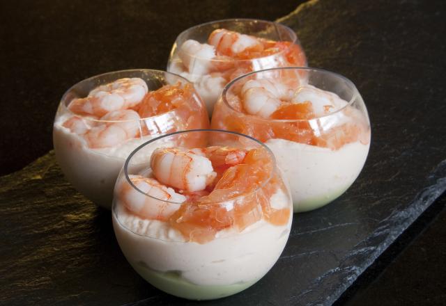 Verrines au saumon et crevettes sur lit d'avocat