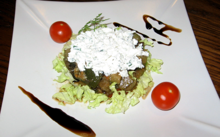 Chèvre frais aux herbes sur coussin de légumes du soleil