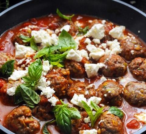 Petites boulettes d'agneau parfumées et tomates