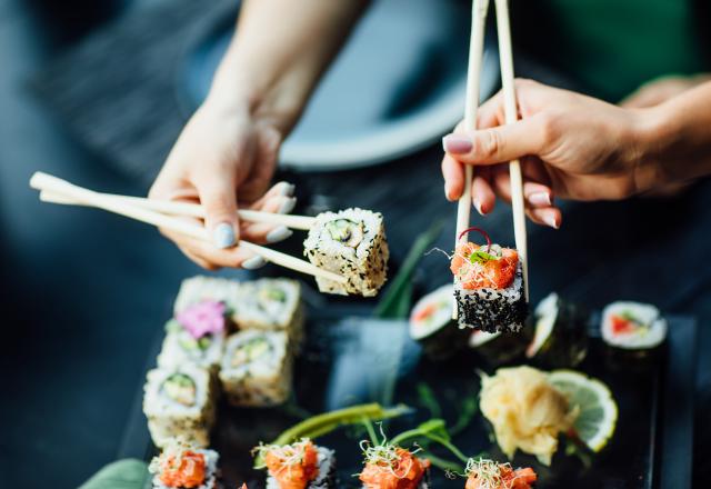 Manger des sushis avec des baguettes : L'erreur que l'on commet tous !