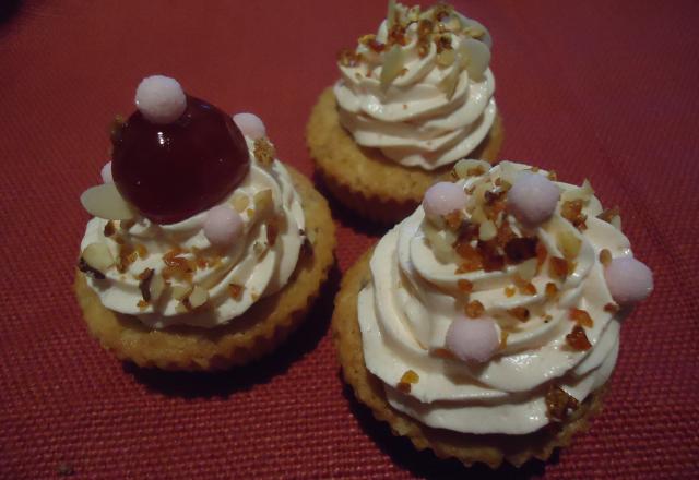 Cupcakes aux noisettes et cœur croquant, glaçage fondant aux amandes