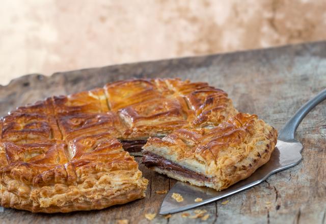 Pour changer, testez notre délicieuse recette de galette des rois au chocolat pour l’Epiphanie !