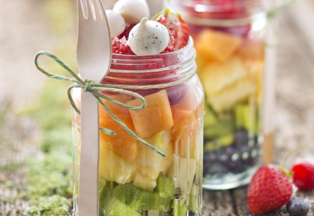 Salade de fruits à la fleur de sel de Guérande et mini meringues au poivre