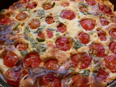 Clafoutis de tomate cerise au chèvre et basilic