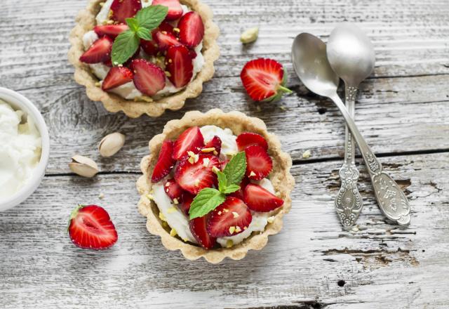 Tartelette aux fraises, crème à la pistache accompagnée d'une sucette de fraises glacée aux framboises entières