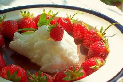 Fraises à la nage dans une mer de chocolat amer et son iceberg mentholé à la dérive