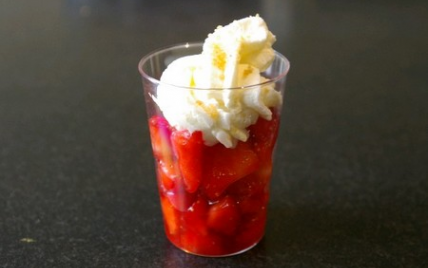 Soupe de fraises à l'eau de fleurs d'oranger et sa chantilly au mascarpone au gingembre