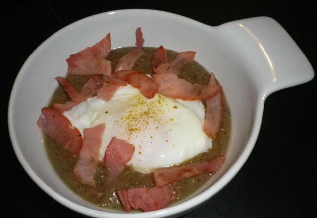 Soupe de lentilles du Puy, œuf poché et lamelles de bacon