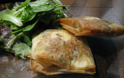 Brick à l'œuf avec oignons, fromage et herbes fraîches